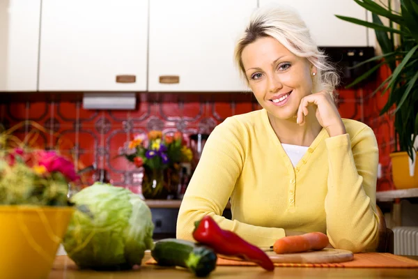 Жінка з овочів — стокове фото