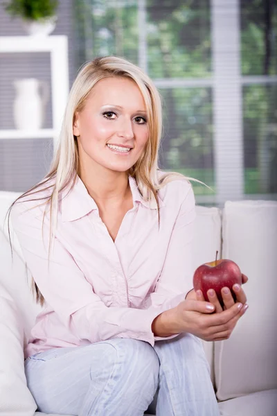 Žena s jablkem — Stock fotografie