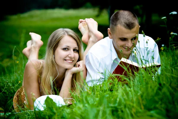 Junges Paar liest — Stockfoto