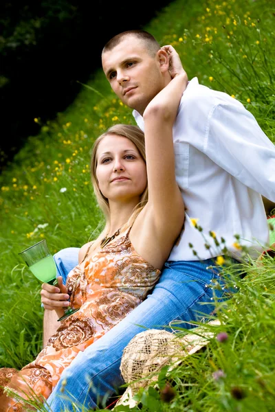 Giovane coppia rilassante — Foto Stock
