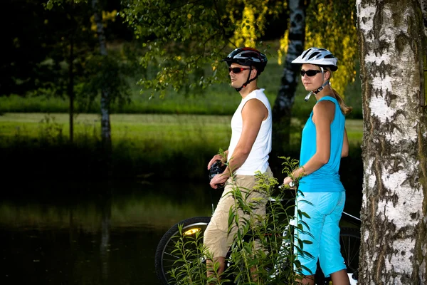Bisikletli çift — Stok fotoğraf