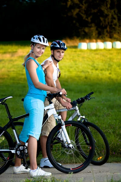 Bisikletli çift — Stok fotoğraf