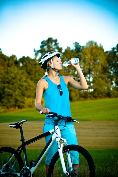Bisikleti kadın — Stok fotoğraf