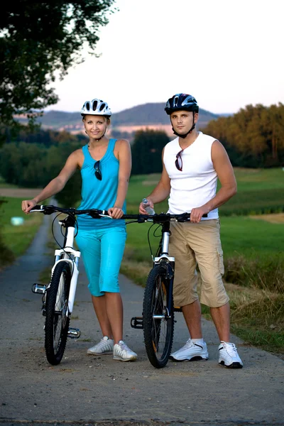 Casal de ciclistas — Fotografia de Stock