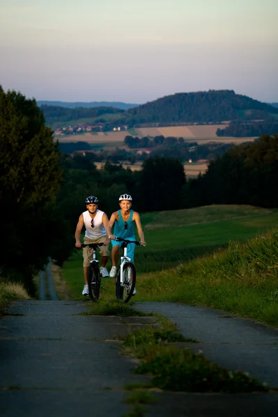 サイクリングのカップル — ストック写真