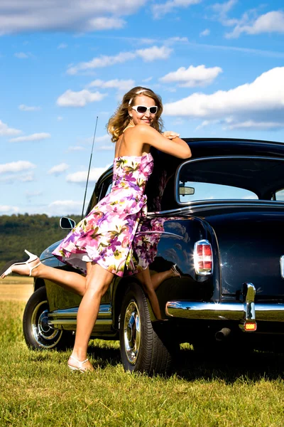 Kız ve eski model araba — Stok fotoğraf