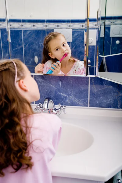 Ragazza lavarsi i denti — Foto Stock