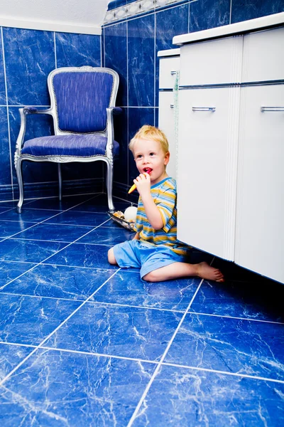 Boy in bathroom — Zdjęcie stockowe