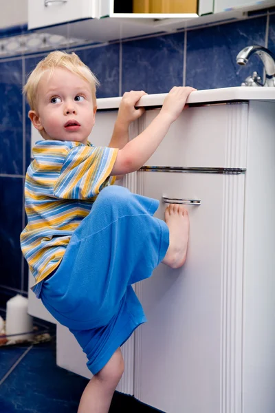 Boy in bathroom — Stock Photo, Image