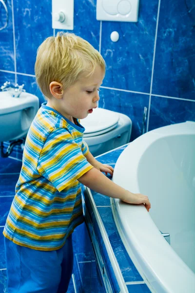 Niño en el baño — Foto de Stock