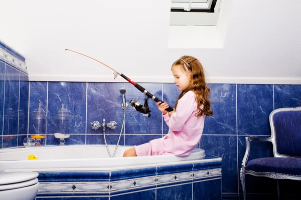 Meisje in badkamer — Stockfoto