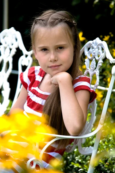 Dívka betwin květiny — Stock fotografie
