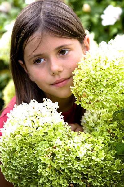 Mädchen zwitschert Blumen — Stockfoto