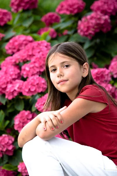 Κορίτσι betwin λουλούδια — Φωτογραφία Αρχείου