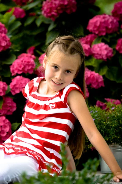 Dziewczyna betwin kwiaty — Zdjęcie stockowe