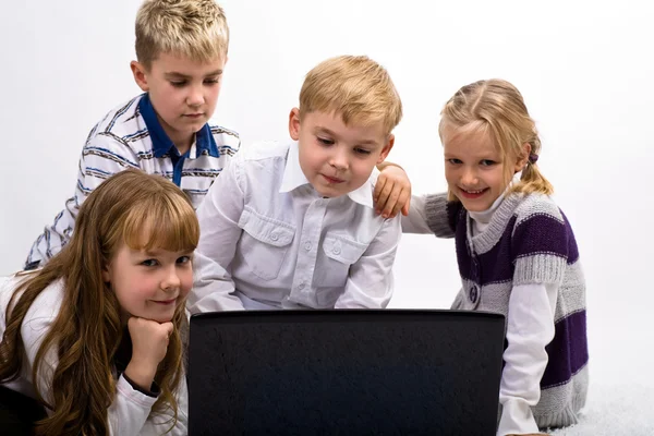 Çocuklar dizüstü bilgisayar ile — Stok fotoğraf