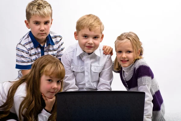 Bambini con laptop — Foto Stock