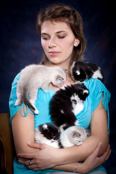Mulher e gatinho — Fotografia de Stock