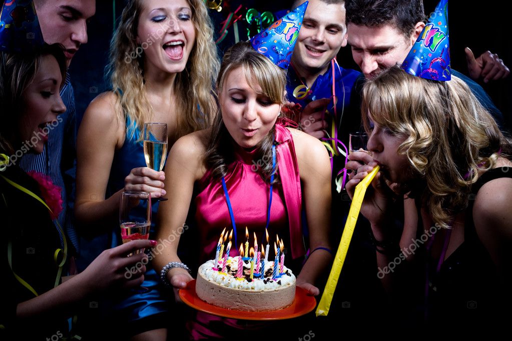 Именинница мастурбирует на вечеринке по случаю своего дня рождения
