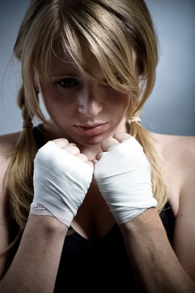 打拳的女孩 — 图库照片