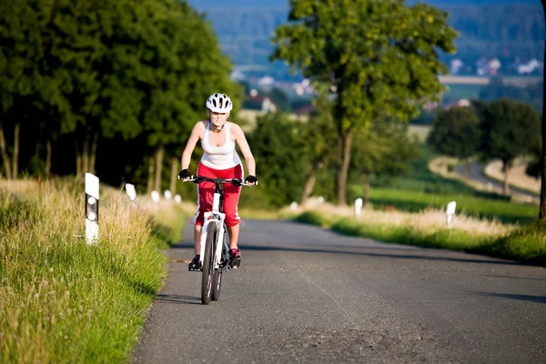 自行车女子 — 图库照片