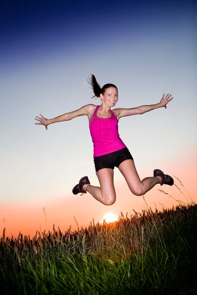 ジャンプ女性 — ストック写真