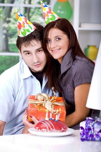 Casal jovem com presentes — Fotografia de Stock