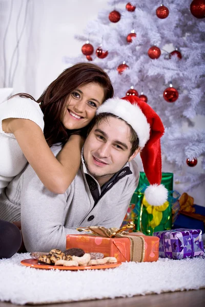 Weihnachtsporträt eines Paares — Stockfoto
