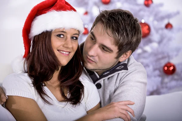 Weihnachtsporträt eines Paares — Stockfoto