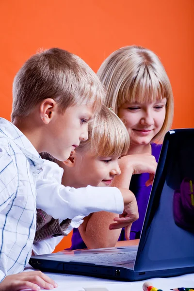 Bambini che navigano internet — Foto Stock