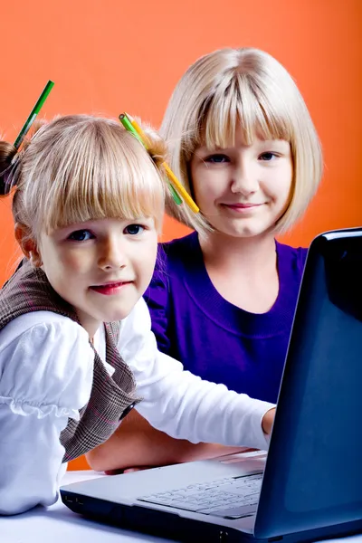 Bilgisayarı olan kızlar — Stok fotoğraf