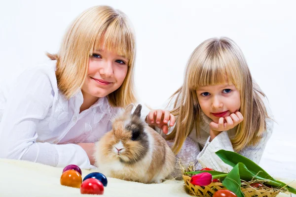 Flickor och östra kanin — Stockfoto