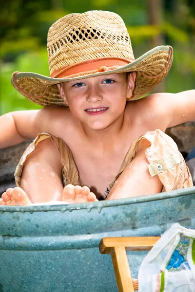 Pojke i ett badkar — Stockfoto