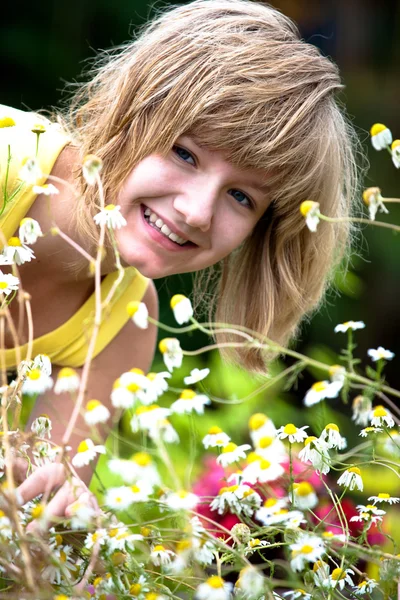 Menina betwin flores — Fotografia de Stock