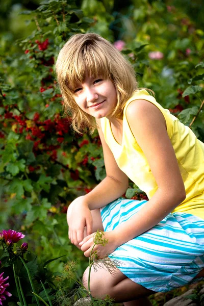 Chica betwin flores — Foto de Stock
