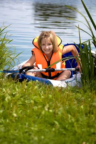 Молодая девушка на озере — стоковое фото
