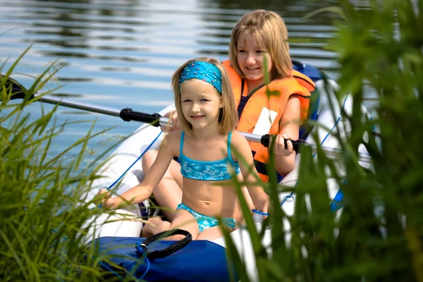 湖でボートに乗っている2人の若い女の子 — ストック写真