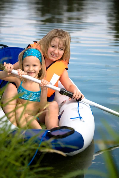 Zwei junge Mädchen an einem See — Stockfoto