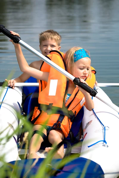 Young girl and boy at a lake — Stock Photo, Image