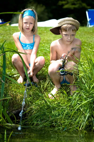 Menina e menino de pesca — Fotografia de Stock