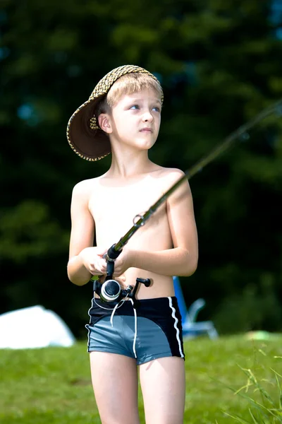 Jovem pesca em um lago — Fotografia de Stock