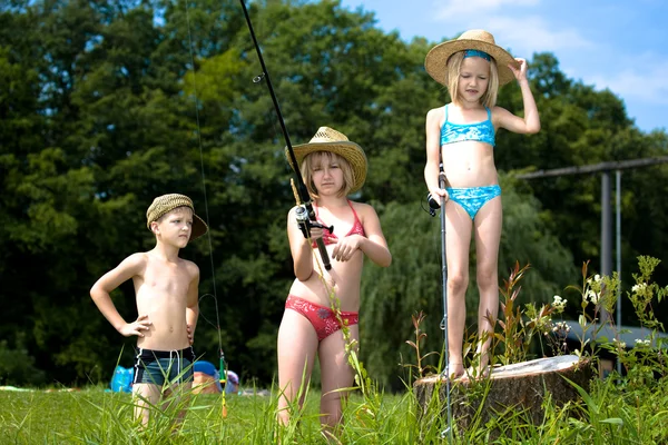 Pêche des enfants au lac — Photo