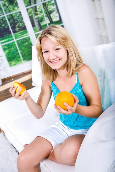 Девушка с грушей и оранжевым — стоковое фото