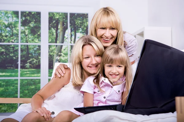 Rodziny z laptopa — Zdjęcie stockowe