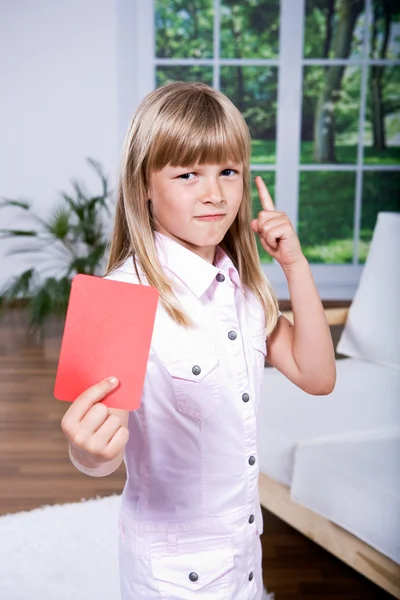 Menina com o cartão vermelho — Fotografia de Stock