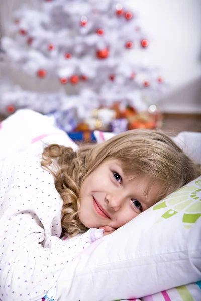 Χριστούγεννα κορίτσι στο κρεβάτι — Φωτογραφία Αρχείου