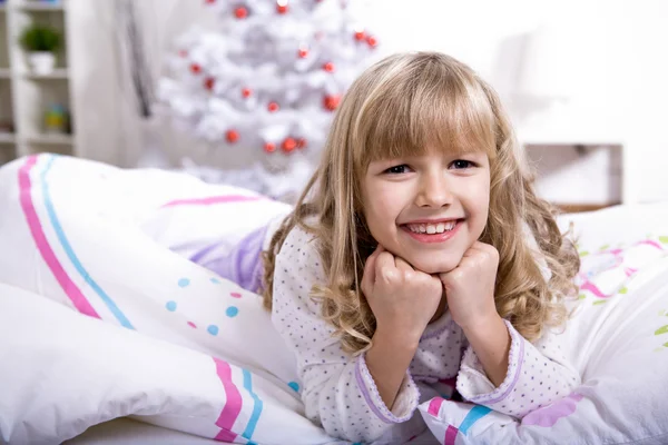 Рождественская девочка в постели — стоковое фото
