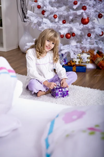 Vánoce holka v posteli — Stock fotografie