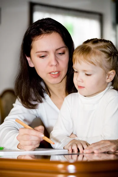 Daughter and mom drawing — Stock Photo, Image
