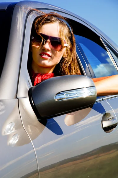Молодая женщина в машине — стоковое фото